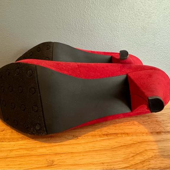 Red heels by GLO Jeans. Size 9. - Picture 5 of 6